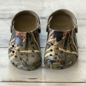 Crocs Classic RealTree clogs. Toddler size 6/7